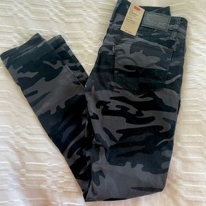 NWT black camo Levi’s